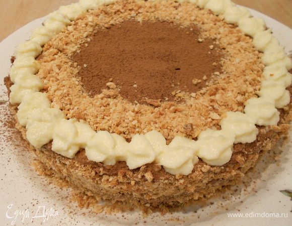 Я не умею вырисовывать  розочки или веточки каштанов, поэтому мое украшение гораздо проще)) Но это ничуть не умаляет вкусовых качеств этого торта. Приятного аппетита!