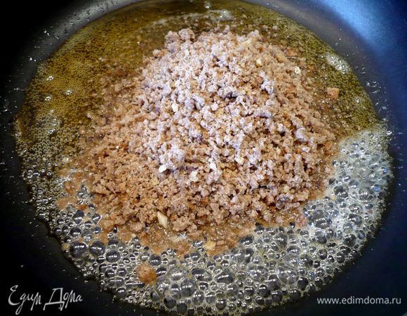 Растапливаем мед до жидкого состояния на сковороде. Добавляем хлебную крошку, перемешиваем хорошенько и добавляем сливочное масло. Снимаем с огня.