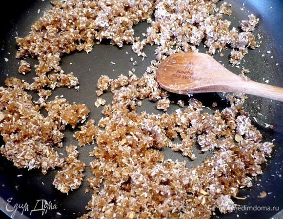 Вводим кокосовую стружку и фундучную муку, перемешиваем.