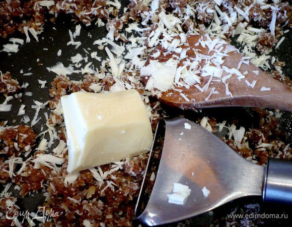 Натираем на терке шоколад (я воспользовалась отличным ноу-хау Елены Мальва и сначала снимала небольшие завитки шоколада при помощи овощечистки и лишь в самом конце прибегла к терке). Вымешиваем хорошо. Добавляем воду, снова перемешиваем.