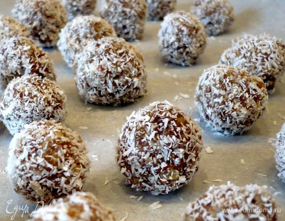 Формируем круглые конфеты и обваливаем их в кокосовой стружке.