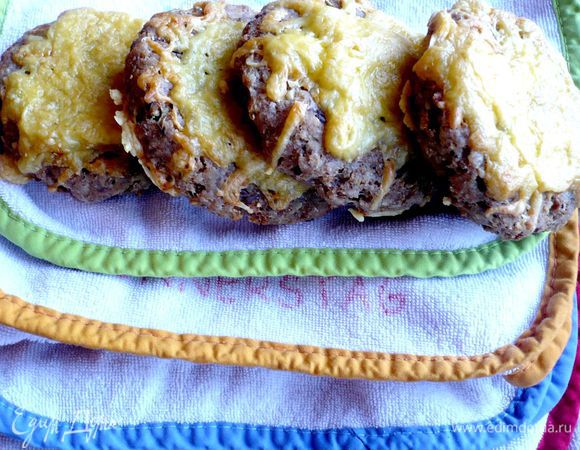 А это обещанные сырные котлетки с розмарином, которые после остывания потеряли свой необычный приятный вкус, сменив его на какой-то совсем уже незаманчивый. Может быть, стоило покрепче приправить его травками и чесноком, разрезать вдоль, намазать сливочным маслом и положить кусочек, к примеру, колбаски, и дело бы пошло на лад, но я дошла до этого, когда оставшаяся половина этих лепешек полетела «в пропасть».  