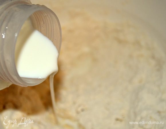 вливаем молоко и замешиваем тесто...