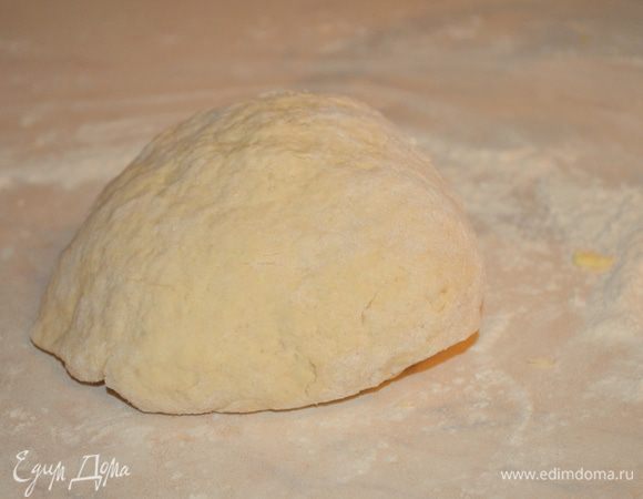 скатываем его в шар, оно не должно рваться и липнуть к столу. Добавляем по необходимости муку