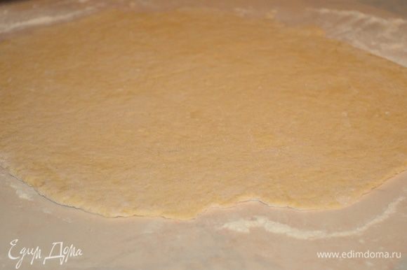 раскатываем тесто в пласт, толщиной 3 мм