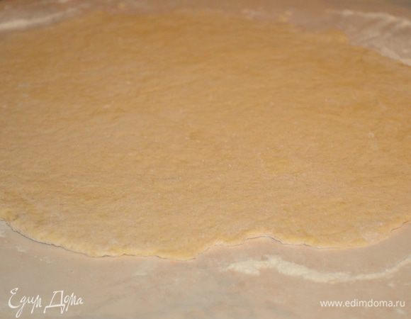 раскатываем тесто в пласт, толщиной 3 мм