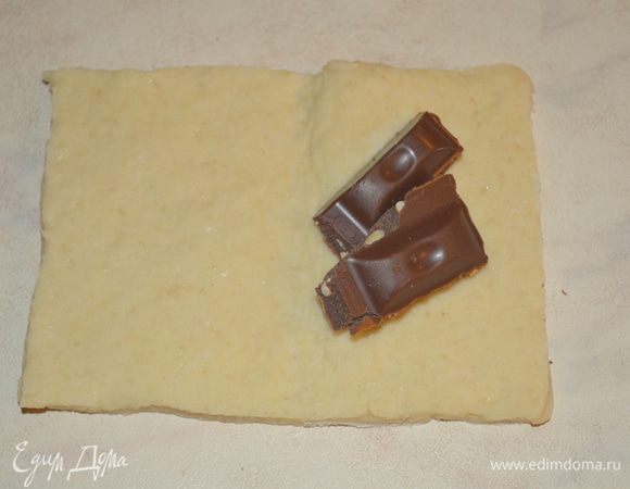 на одну половинку прямоугольника, по центру кладем по 2-3 дольки шоколада