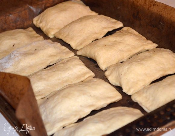 выложить на противень, застеленный ковриком для выпечки