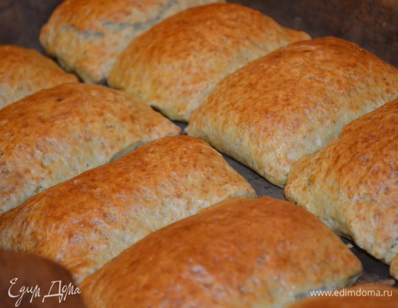 смазать яйцом. Выпекать 15-20 минут при 200 гр. Очень хороши в теплом виде)