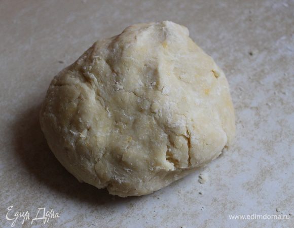 такое тесто у нас получается..ставим его в холодильник на час.