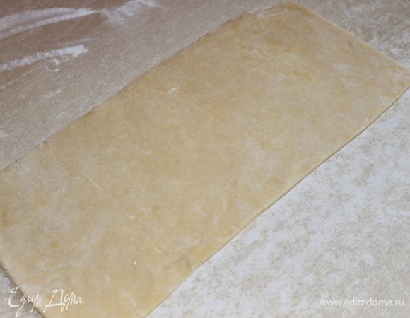 готовое тесто достаем , раскатываем , у меня на фото примерно 20 на 40 см  пласт.