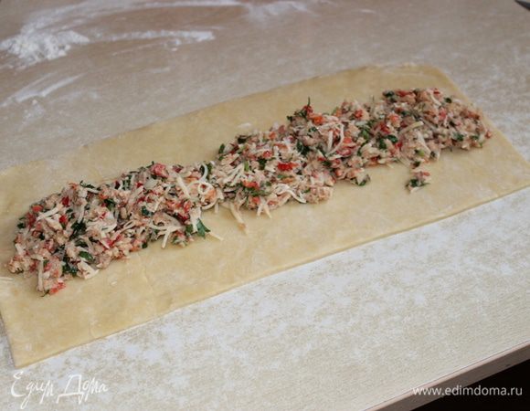 выкладываем нашу начинку..и сворачиваем в рулет.