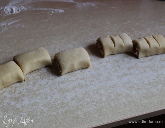 рулет делим на 6 частей...каждую часть  сверху надрезаем , ставим в духовку на 20 минут. при 190гр