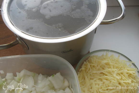 Нарезать лук – можно мелко или тонко полукольцами. Чтобы лук не раздражал глаза, периодически смачивайте луковицу и нож в холодной воде. Должно получиться 3 стакана нарезанного лука. Сыр натереть.