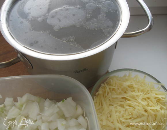 Нарезать лук – можно мелко или тонко полукольцами. Чтобы лук не раздражал глаза, периодически смачивайте  луковицу  и  нож в холодной воде. Должно получиться 3 стакана нарезанного лука. Сыр натереть.