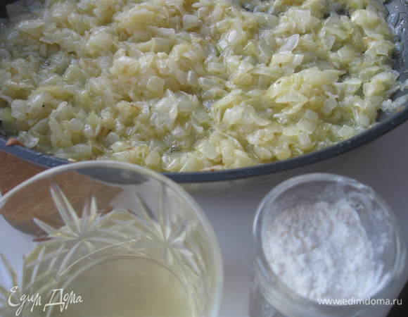 Лук должен получиться мягким, прозрачным, желательно коричневого оттенка. Минимальное время обработки лука на сковороде – 40-45 мин., а лучше еще больше.Присыпать мукой и мешать  все в течение еще 3 минут.