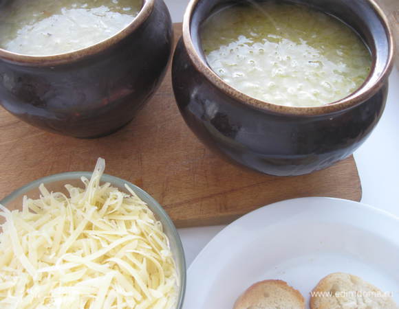 Поджарить хлеб на сухой сковороде.

