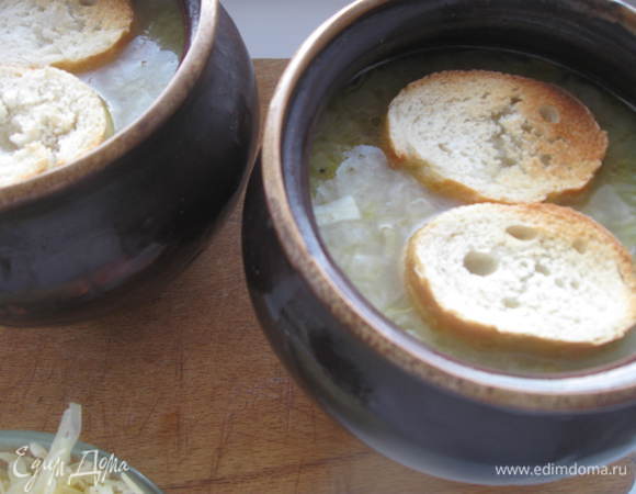 Разогреть духовку до 200 градусов. Можно  и на 180 градусах. Разлейте готовый суп по порционным глиняным  горшочкам. Положить сверху по 2 ломтика хлеба.

