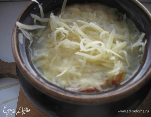 Щедро присыпать сыром. Поставить суп в духовку на 15-20 минут , пока сыр не зарумянится.

