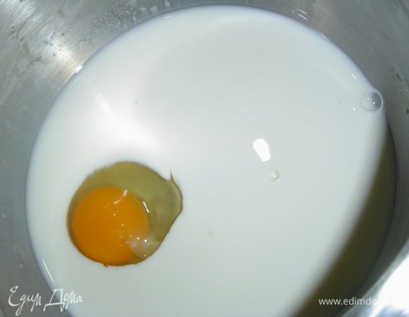 В 1 стакане теплого  молока растворяем дрожжи, добавляем одно яйцо, соль, муку и замешиваем мягкое и эластичное тесто.