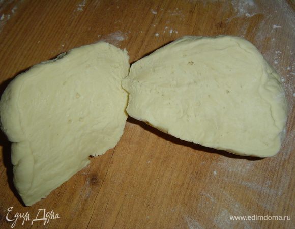 Тесто делим на две равные части,