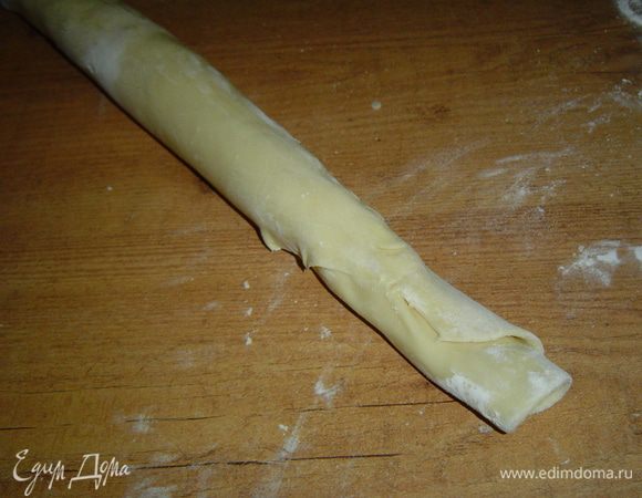 Каждый пласт туго скручиваем в рулеты,