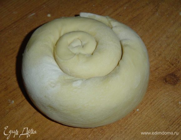 а затем каждый рулет сворачиваем ввиде улитки, оборачиваем "улитки" пищевой пленкой и отправляем на два часа в холодильник.