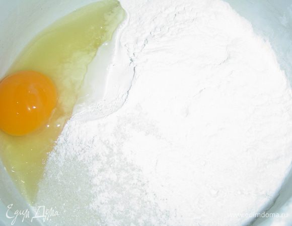 Пока наше тесто охлаждается, займемся кремом, в Египте его называют магалябия.
Смешиваем стакан сахара с крахмалом и одним яйцом и растираем до состояния белой густой массы,