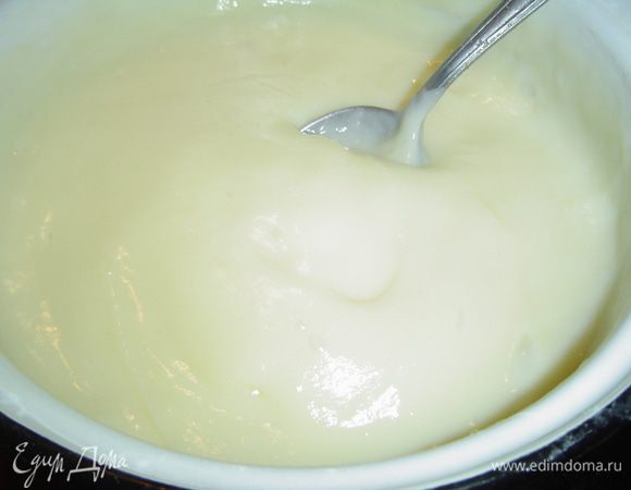 затем разводим теплым молоком(2 стакана), ставим на медленный огонь и при постоянном помешивании даем закипеть, а потом доводим до загустения. Крему даем остыть.