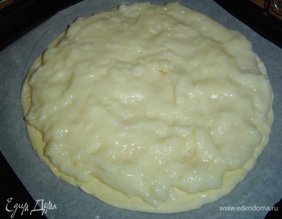 Сверху выкладываем крем, разравниваем