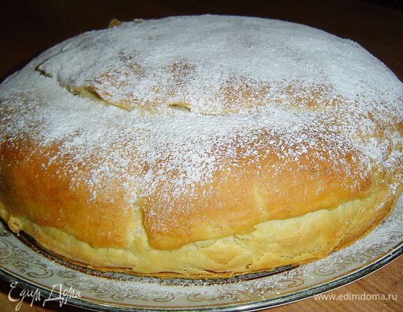 Даем пирогу немного остыть и посыпаем его сахарной пудрой.