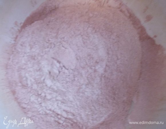 Просеять все сухие ингредиенты.