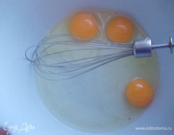 В отдельной посуде взбиваем яйца.