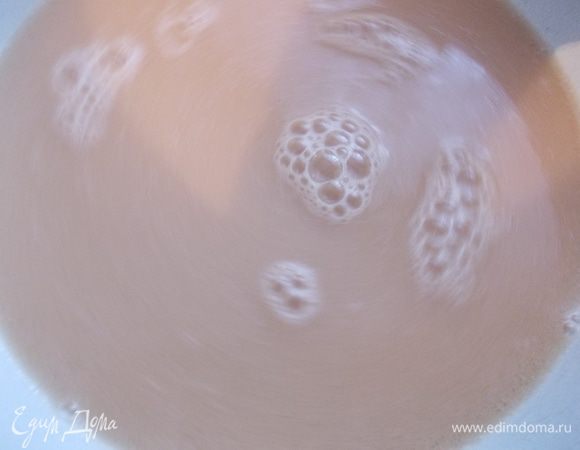 Затем к яйцам вливаем все жидкие ингредиенты и все хорошо смешиваем.