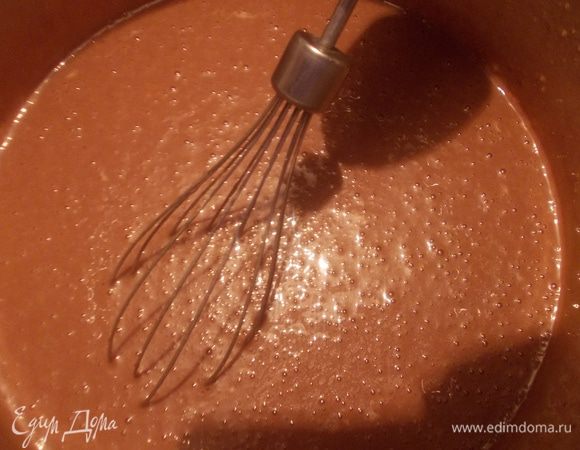 Затем смешиваем все ингредиенты. Очень тщательно, чтобы не было комочков. Тесто получается довольно жидким, но не пугайтесь, так и должно быть.