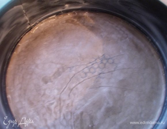 В разъемную форму 22-23 мм,вырезаем из пергамента круг на дно. Смазываем маслом, выливаем половину теста и ставим в разогретую духовку 175С. на 40-45 минут. Если у вас позволяет духовка выпекать сразу в двух формах, ставьте сразу две.