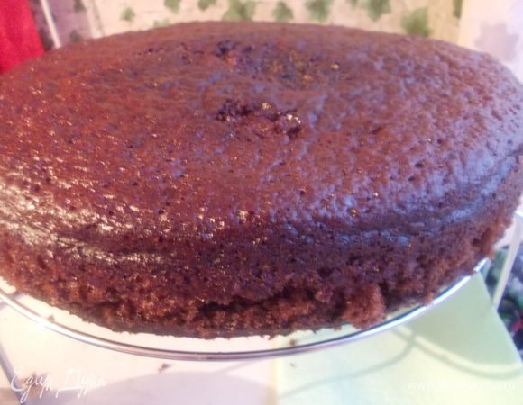 Достаем тесто из формы, не сразу после выпекания, а подождем 5 минут. Тесто тогда легче выходит и не так крошится.