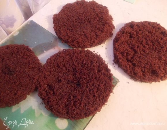 После того как коржи полностью остынут, разрезать их на пополам.