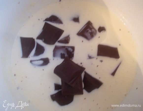 Для приготовления крема, поставить сливки на огонь и довести до кипения. НЕ в коем случае не кипятить!!! При первых пузырьках снять и добавить шоколад. Помешивая растворить его в горячих сливках.