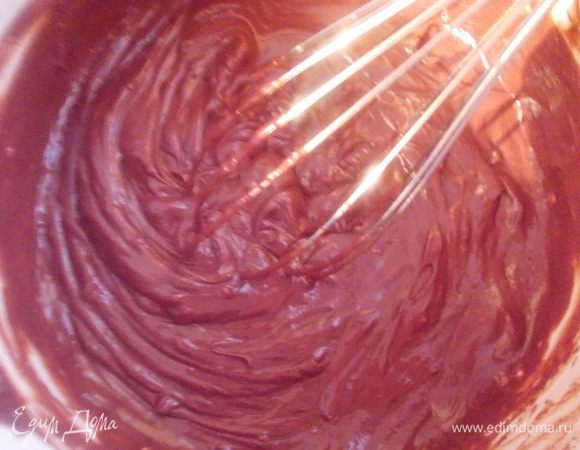 Когда крем остынет, вбить туда по кусочку мягкое сливочное масло.