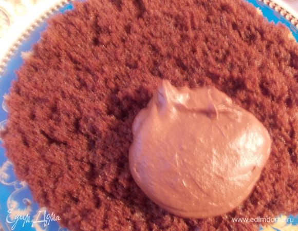 Смазываем коржи кремом.