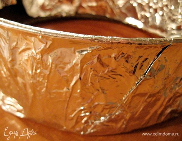 Если форма разъёмная, то в два слоя обернуть её фольгой. 