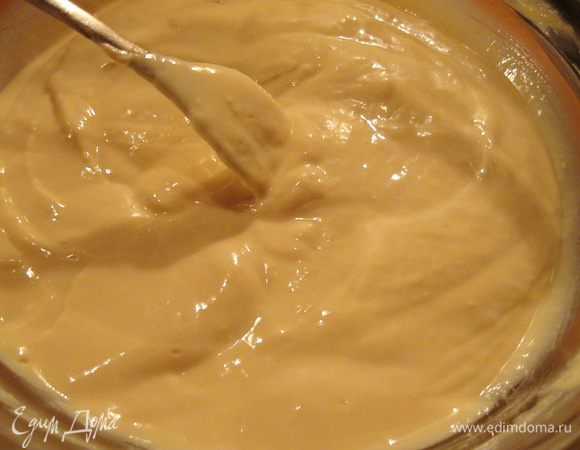 Теперь можно приступить к приготовлению творожного слоя.  Сыр из ряженки, лимонный сок, сахар, ванильный сахар смешиваем вилкой или венчиком до растворения сахара. Миксером это делать не рекомендую, т.к. сыр может стать жидким. Затем добавляем по одному яйца и также перешиваем. И в конце кладём 2 ч.л. крахмала и перемешиваем. Творожный слой готов.