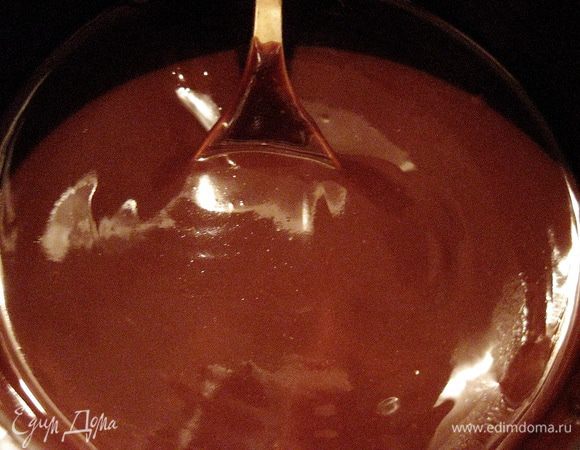 Готовим шоколадный слой. В небольшой кастрюле смешиваем шоколад, какао, масло, ром и ставим на водяную баню. Всё время помешиваем. Важно не перегреть. Когда останется немного не растворенного шоколада, кастрюлю с массой отставляем, и он сам дойдёт до жидкого состояния.