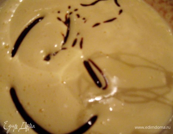 Взбиваем яйца с сахаром в пышную пену.
Вливаем порциями шоколадную массу в яичную смесь.