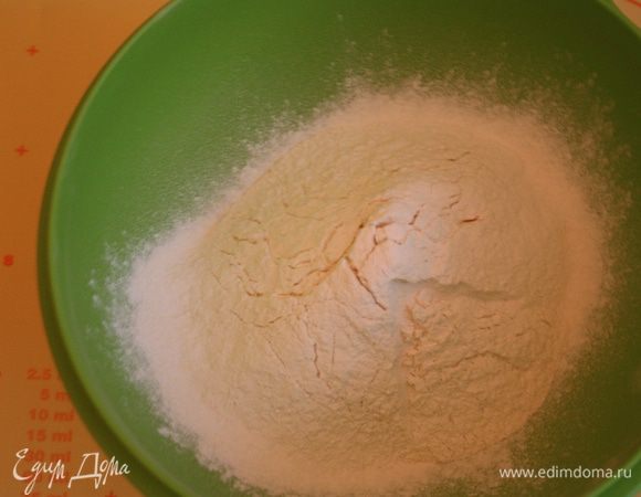 Муку просеиваем,