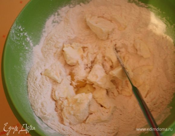 Добавляем яйцо, желток и мягкое масло.