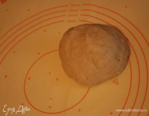 Замешиваем тесто. Делаем это очень быстро. Собираем в шар и оставляем постоять при комнатной температуре.