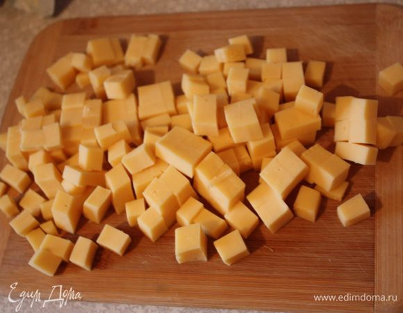Сыр нарезаем небольшими кусочками.