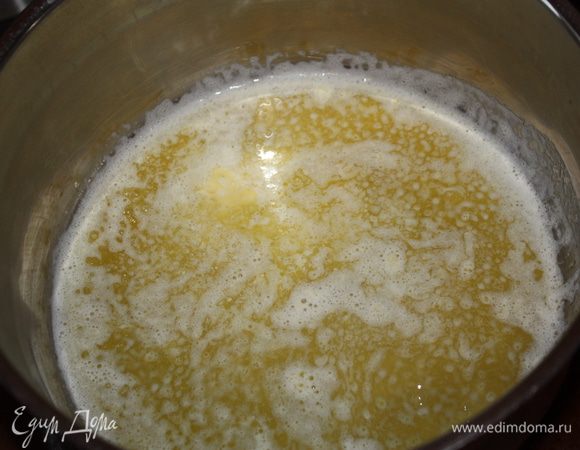 Растапливаем в сотейнике сливочное масло и всыпаем туда муку.